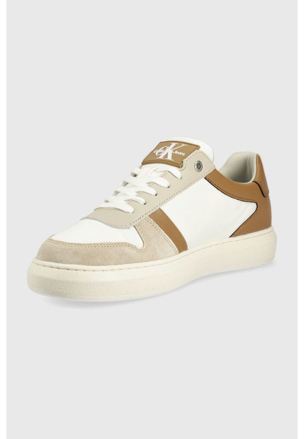 Calvin Klein Jeans sneakersy kolor beżowy. Nosek buta: okrągły. Zapięcie: sznurówki. Kolor: beżowy. Materiał: materiał, guma
