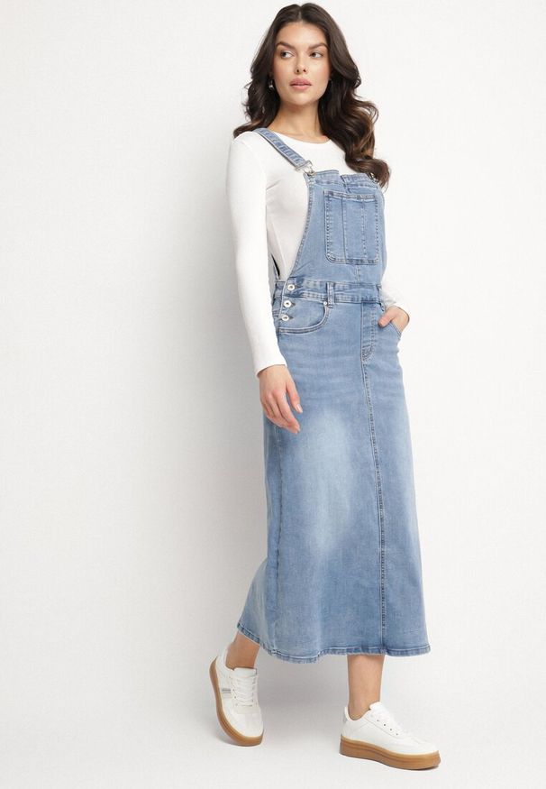 Born2be - Niebieska Sukienka Ogrodniczka z Bawełną i Regulowanymi Ramiączkami Lilhiris. Okazja: na spacer, na co dzień. Kolor: niebieski. Materiał: bawełna. Długość rękawa: na ramiączkach. Sezon: lato. Styl: casual, elegancki