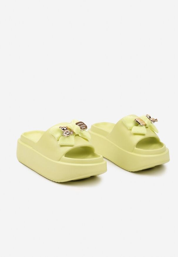 Born2be - Żółte Piankowe Klapki na Grubej Podeszwie z Kokardą i Metalicznymi Ozdobami Tinabella. Okazja: na co dzień. Nosek buta: otwarty. Kolor: żółty. Materiał: jeans. Wzór: aplikacja. Styl: casual, elegancki, wizytowy, rockowy