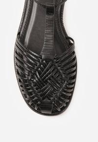 Renee - Czarne Sandały VICES z Przeplatanymi Paskami i Zakrytym Noskiem Usinlisa. Okazja: na co dzień. Zapięcie: pasek. Kolor: czarny. Wzór: paski. Styl: boho, casual, elegancki #5