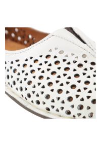 Półbuty damskie Artiker cholewka skóra naturalna perforowana wsuwany fason elastyczne wstawki po bokach zaokrąglony nosek niski krój dopasowana linia. Okazja: na co dzień. Kolor: biały. Materiał: skóra. Szerokość cholewki: normalna. Wzór: ażurowy. Sezon: wiosna, lato. Styl: casual, elegancki, klasyczny #3
