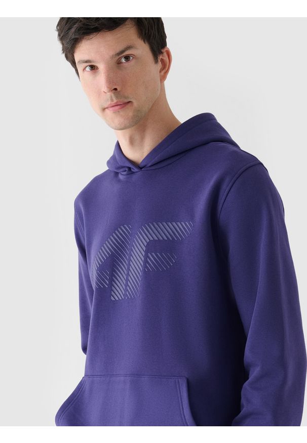 4f - 4F Bluza dresowa nierozpinana z kapturem męska - granatowa S. Okazja: na co dzień. Typ kołnierza: kaptur. Kolor: niebieski. Materiał: dresówka. Wzór: nadruk, gładki, ze splotem. Styl: casual, sportowy