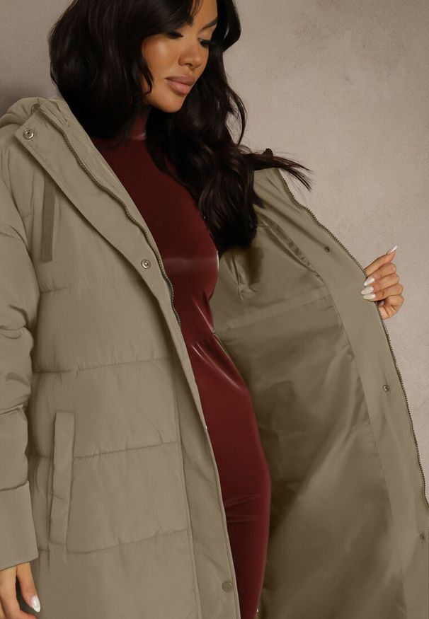 Renee - Zielona Długa Kurtka Zimowa z Pikowanymi Przeszyciami Kapturem i Suwakami Mevanesa. Okazja: na co dzień. Kolekcja: plus size. Kolor: beżowy. Materiał: jeans, zamsz. Długość: długie. Sezon: zima. Styl: casual, elegancki