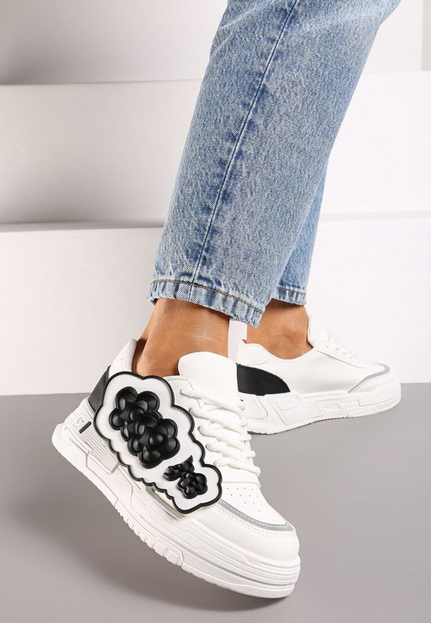 Born2be - Biało-Czarne Sneakersy na Grubej Podeszwie z Gumowymi Zdobieniami w Postaci Kwiatów Benalita. Okazja: na co dzień. Kolor: biały. Materiał: guma. Wzór: aplikacja, kwiaty