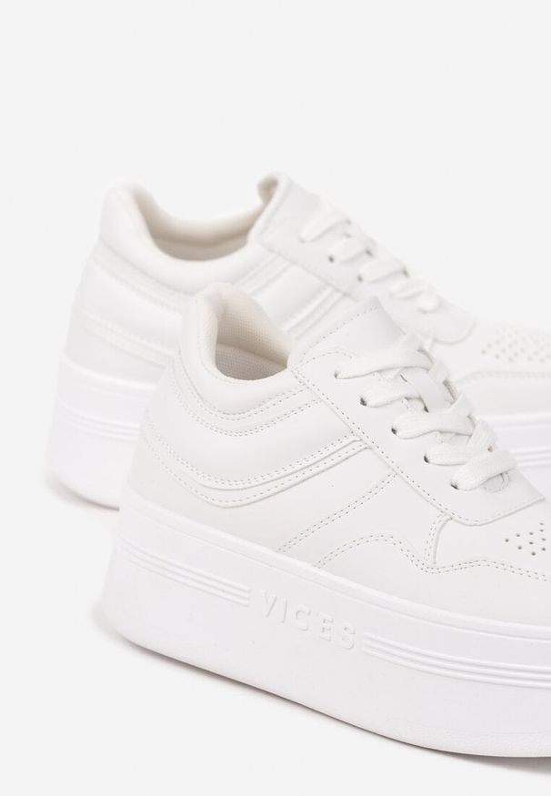 Born2be - Białe Sznurowane Sneakersy Vices na Grubej Podeszwie Ozdobiona Napisem Annalira. Okazja: na co dzień. Zapięcie: sznurówki. Kolor: biały. Materiał: jeans. Wzór: aplikacja, napisy. Obcas: na obcasie. Wysokość obcasa: niski