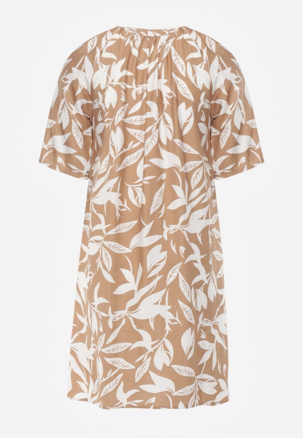 Born2be - Jasnobeżowa Pudełkowa Sukienka z Wiskozy w Roślinny Wzór z Guzikami przy Dekolcie Acosia. Okazja: na co dzień. Kolekcja: plus size. Kolor: beżowy. Materiał: wiskoza. Typ sukienki: proste, dla puszystych. Styl: elegancki, klasyczny, casual