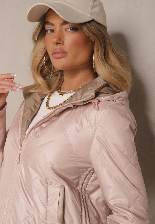 Renee - Beżowa Kurtka z Pikowanymi Przeszyciami i Kapturem Ściągana po Bokach Nusillian. Okazja: na co dzień. Kolor: beżowy. Materiał: jeans. Styl: klasyczny, elegancki, casual