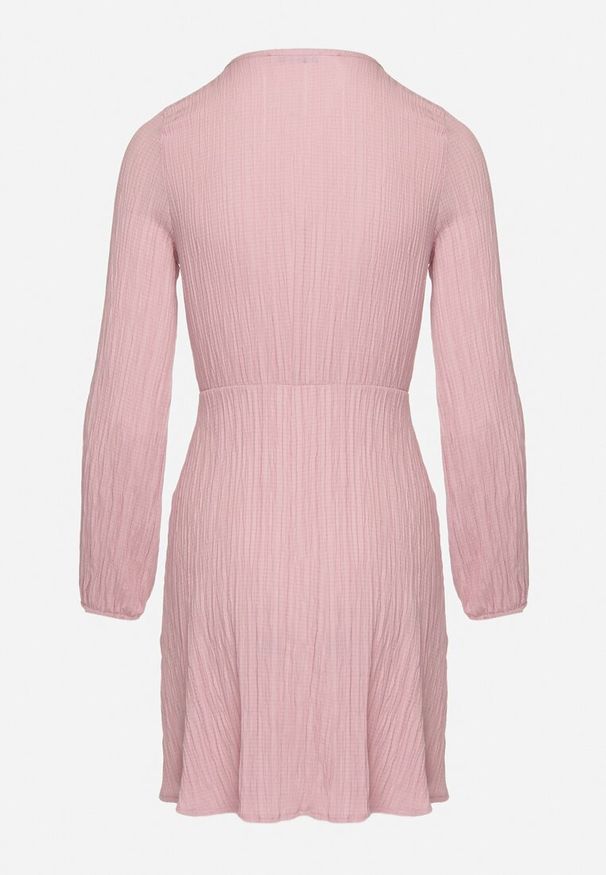 Born2be - Różowa Plisowana Sukienka Mini z Kopertowym Dekoltem i Gumką w Pasie Umiena. Kolor: różowy. Długość rękawa: długi rękaw. Typ sukienki: kopertowe. Styl: klasyczny. Długość: mini