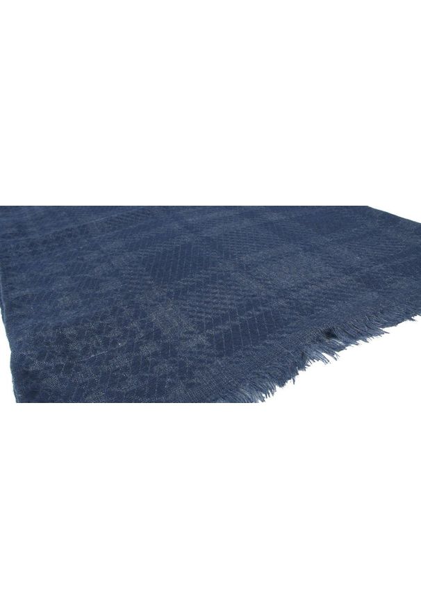 Lekki Szalik Wiosenno-Jesienny - Teer - Ciemnoniebieski w Kratę. Okazja: na spacer. Kolor: niebieski. Materiał: poliester. Sezon: wiosna, jesień. Styl: elegancki