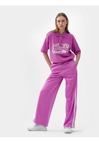 4f - Spodnie dresowe z szerokimi nogawkami damskie. Stan: podwyższony. Kolor: fioletowy. Materiał: dresówka. Wzór: gładki #1