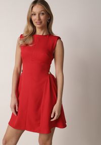 Born2be - Czerwona Elegancka Sukienka Bez Rękawów Zdobiona Przypinkami w Talii Rhaegina. Okazja: na co dzień. Kolor: czerwony. Długość rękawa: bez rękawów. Wzór: aplikacja. Typ sukienki: proste, rozkloszowane. Styl: elegancki #2