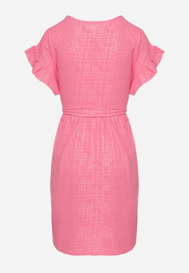 Born2be - Fuksjowa Sukienka Ozdobiona Falbankami i Paskiem Izulira. Typ kołnierza: kołnierz z falbankami. Kolor: różowy. Wzór: aplikacja. Styl: elegancki
