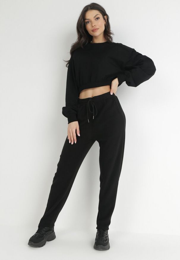 Born2be - Czarne Spodnie Dresowe Esani. Okazja: na co dzień, na spacer. Kolor: czarny. Materiał: dresówka. Długość: długie. Sezon: wiosna, zima. Styl: casual, elegancki