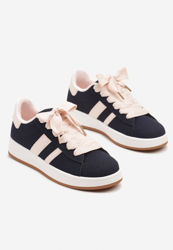 Renee - Granatowo-Różowe Sneakersy na Niskiej Platformie z Naszywkami Flordexia. Okazja: na co dzień. Kolor: niebieski. Materiał: jeans. Wzór: aplikacja. Obcas: na platformie