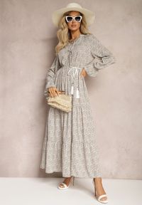 Renee - Jasnoszara Sukienka Callinele. Typ kołnierza: dekolt w serek. Kolor: szary. Materiał: tkanina. Długość rękawa: długi rękaw. Wzór: nadruk. Długość: maxi