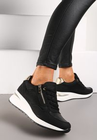 Renee - Czarne Sneakersy na Koturnie Ozdobione Krótkim Suwakiem Yurgia. Kolor: czarny. Wzór: aplikacja. Obcas: na koturnie #5