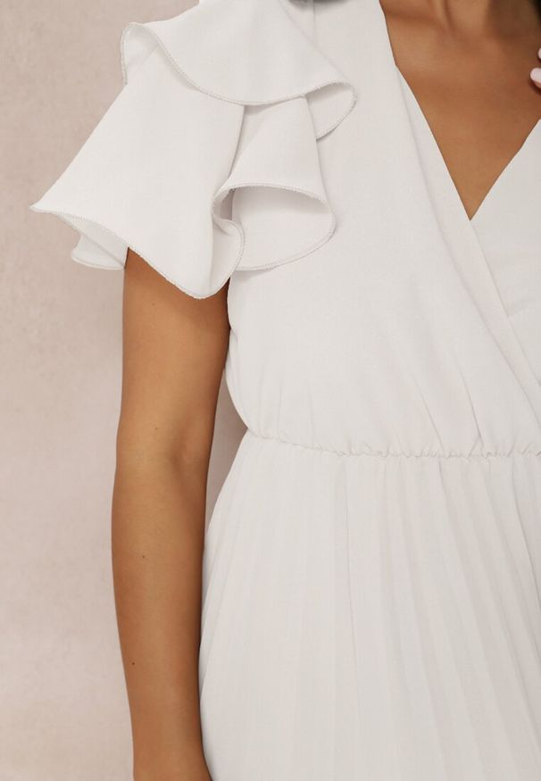 Renee - Biała Sukienka Haidiolea. Kolor: biały. Długość rękawa: krótki rękaw. Wzór: aplikacja. Typ sukienki: kopertowe. Styl: wizytowy. Długość: mini