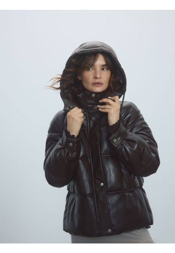 Reserved - Pikowana kurtka z kapturem - ciemnobrązowy. Typ kołnierza: kaptur. Kolor: brązowy. Materiał: tkanina