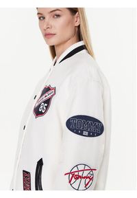 Tommy Jeans Kurtka bomber Letterman DW0DW14940 Biały Oversize. Kolor: biały. Materiał: syntetyk #2