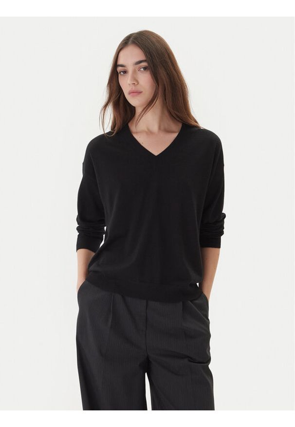 Weekend Max Mara Sweter Fiocchi 2525366042 Czarny Regular Fit. Kolor: czarny. Materiał: wełna