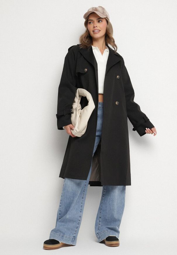 Born2be - Czarny Płaszcz Dwurzędowy Trencz Ozdobiony Paskiem i Pagonami Malwissa. Okazja: na co dzień. Kolor: czarny. Materiał: jeans. Wzór: aplikacja. Sezon: wiosna, jesień. Styl: elegancki, casual