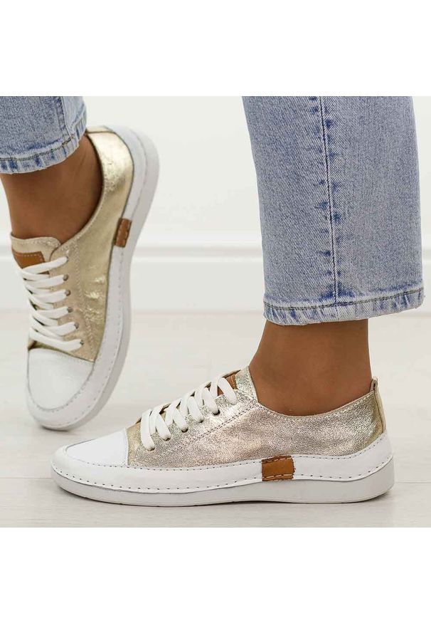 Złote skórzane półbuty damskie T.Sokolski 8260. Okazja: na co dzień. Nosek buta: okrągły. Zapięcie: sznurówki. Kolor: złoty. Materiał: skóra. Szerokość cholewki: normalna. Sezon: jesień, wiosna. Styl: sportowy, klasyczny, casual, elegancki