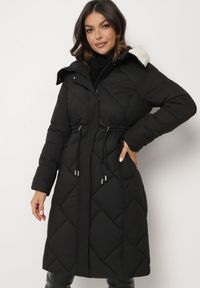 Born2be - Czarna Pikowana Kurtka z Kapturem i Ozdobnym Kołnierzem Ściągana w Pasie Ellarisa. Typ kołnierza: kaptur. Kolor: czarny. Materiał: wełna, jeans. Styl: elegancki #1