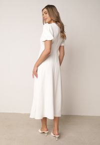 Born2be - Biała Elegancka Sukienka VICES o Rozkloszowanym Kroju z Krótkim Rękawem Aezith. Okazja: na komunię, na wesele, na ślub cywilny. Kolor: biały. Długość rękawa: krótki rękaw. Typ sukienki: proste, rozkloszowane. Styl: elegancki #8