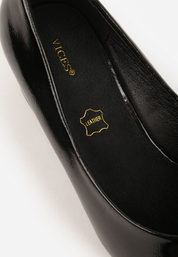 Born2be - Czarne Czółenka na Obcasie Vices ze Skórzaną Wkładką Ozdobione Klamrą Aponelle. Zapięcie: klamry. Kolor: czarny. Materiał: skóra. Wzór: aplikacja. Obcas: na obcasie. Wysokość obcasa: średni