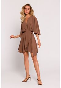 MOE - Kopertowa sukienka mini z szerokimi rękawami brązowy. Kolor: brązowy. Sezon: lato, wiosna. Typ sukienki: kopertowe. Długość: mini
