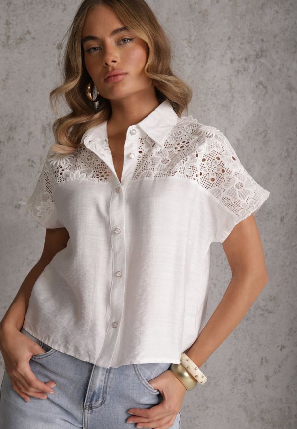Renee - Biała Wiskozowa Koszula z Krótkim Rękawem Zdobiona Koronkowymi Wstawkami Phiniche. Okazja: na imprezę. Kolor: biały. Materiał: wiskoza, koronka. Długość rękawa: krótki rękaw. Długość: krótkie. Wzór: aplikacja. Sezon: lato. Styl: elegancki