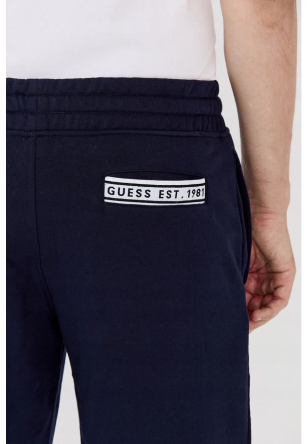 Guess - GUESS Granatowe dresowe szorty męskie, Rozmiar L. Kolor: niebieski. Materiał: bawełna, dresówka
