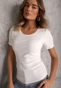 Renee - Biały T-shirt w Prążki z Marszczeniami po Bokach Nedala. Okazja: na co dzień. Kolor: biały. Wzór: prążki. Styl: casual, elegancki #3