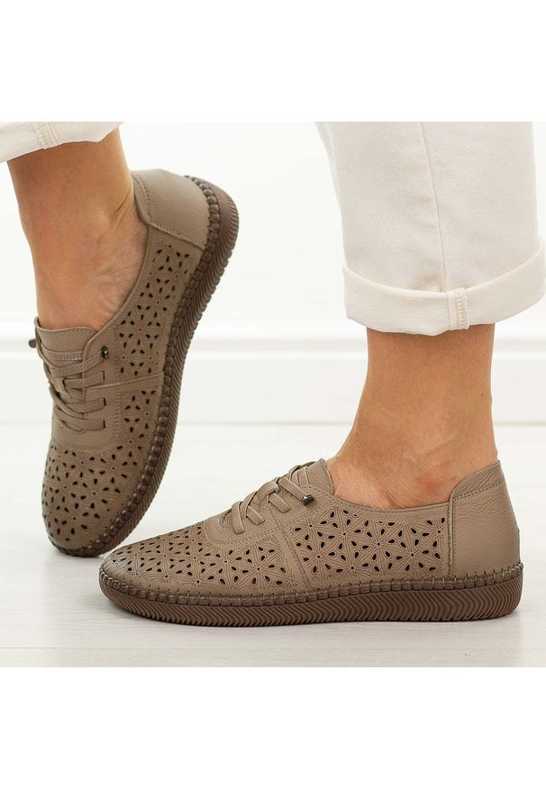 POTOCKI - Khaki ażurowe skórzane półbuty damskie Potocki 15316. Okazja: na co dzień, na spacer. Nosek buta: okrągły. Zapięcie: bez zapięcia. Kolor: brązowy. Szerokość cholewki: normalna. Wzór: ażurowy. Materiał: skóra. Sezon: wiosna, lato, jesień. Styl: casual, klasyczny, elegancki