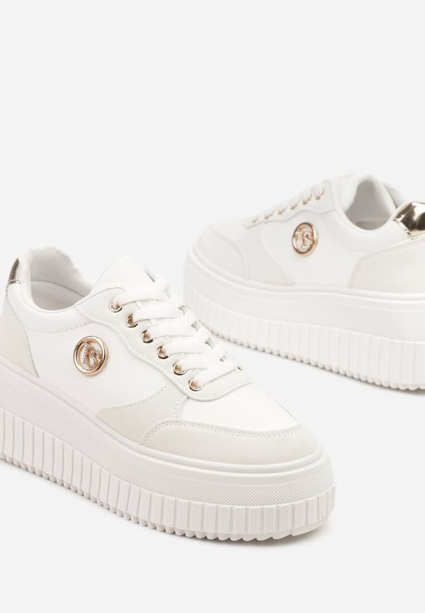 Renee - Białe Sneakersy Vices na Platformie z Tłoczeniem Ozdobione Metaliczną Aplikacją Eriri. Okazja: do pracy. Kolor: biały. Materiał: jeans. Wzór: aplikacja. Obcas: na platformie