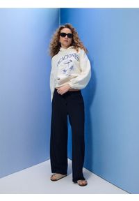 Sinsay - Luźne spodnie w prążek z domieszką wiskozy - granatowy. Kolor: niebieski. Wzór: prążki #1