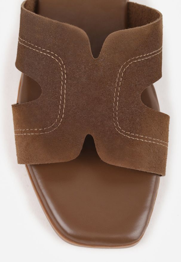 Renee - Ciemnobrązowe Klapki VICES na Niskim Obcasie z Paskiem z Wycięciami Ateriko. Kolor: brązowy. Materiał: jeans. Obcas: na obcasie. Styl: elegancki, klasyczny. Wysokość obcasa: niski
