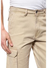 Wrangler - SPODENKI WRANGLER CARGO SHORT SAND W15DKC58N. Materiał: materiał