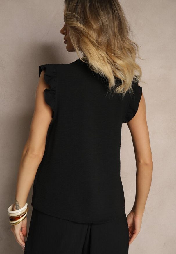 Renee - Czarna Koszula z Ozdobnymi Falbankami Arilene. Okazja: na co dzień. Typ kołnierza: kołnierz z falbankami. Kolor: czarny. Materiał: jeans. Styl: casual
