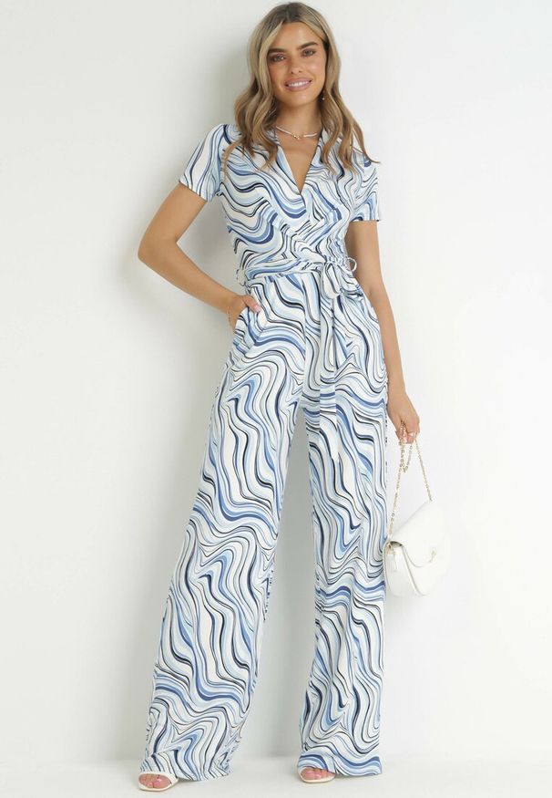 Born2be - Niebieski Kombinezon z Kopertowym Dekoltem i Materiałowym Paskiem Aenita. Kolor: niebieski. Materiał: materiał. Długość rękawa: krótki rękaw. Długość: krótkie. Sezon: wiosna, lato