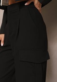 Renee - Czarne Szerokie Spodnie High Waist w Eleganckim Stylu z Kieszeniami Cargo Dekanna. Okazja: na spotkanie biznesowe, na co dzień. Stan: podwyższony. Kolor: czarny. Długość: długie. Styl: elegancki