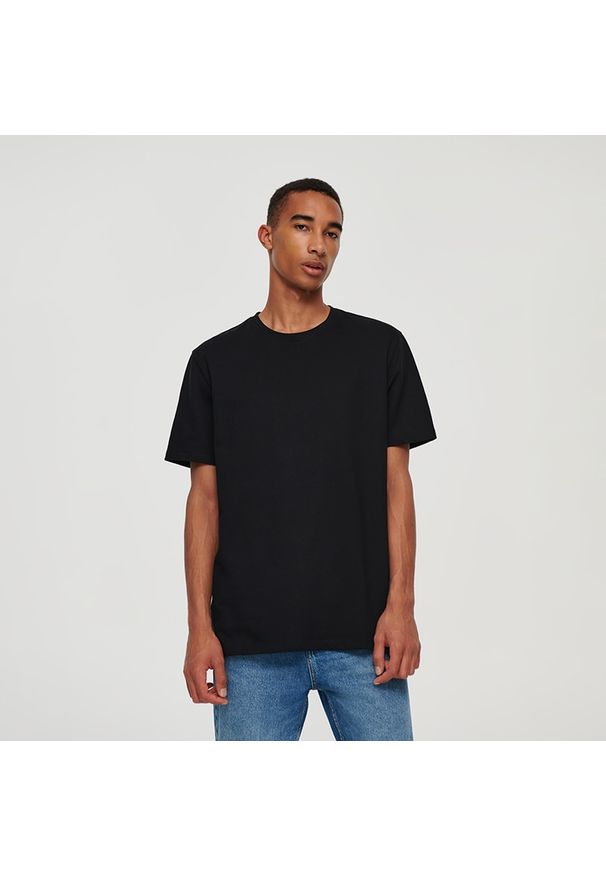 House - Luźna koszulka z naszywką czarna - Czarny. Kolor: czarny. Wzór: aplikacja