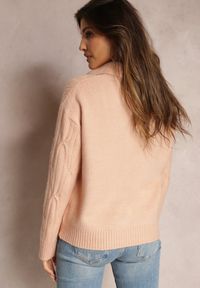 Renee - Jasnoóżowy Sweter z Dekoltem w Serek i Ozdobnym Splotem Travissa. Typ kołnierza: dekolt w serek. Kolor: różowy. Wzór: ze splotem. Styl: elegancki