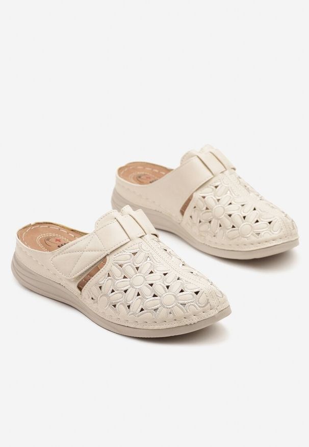 Born2be - Beżowe Klapki Ozdobione Ażurową Cholewką Desolia. Okazja: na co dzień. Kolor: beżowy. Materiał: jeans. Wzór: ażurowy, aplikacja. Sezon: lato, wiosna. Styl: casual, klasyczny