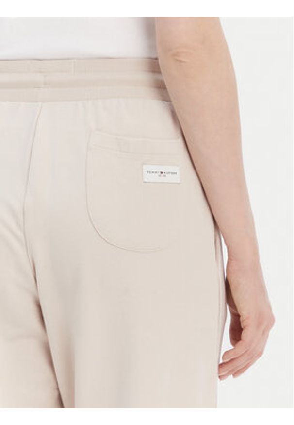 TOMMY HILFIGER - Tommy Hilfiger Spodnie dresowe UW0UW04771 Beżowy Relaxed Fit. Kolor: beżowy. Materiał: dresówka