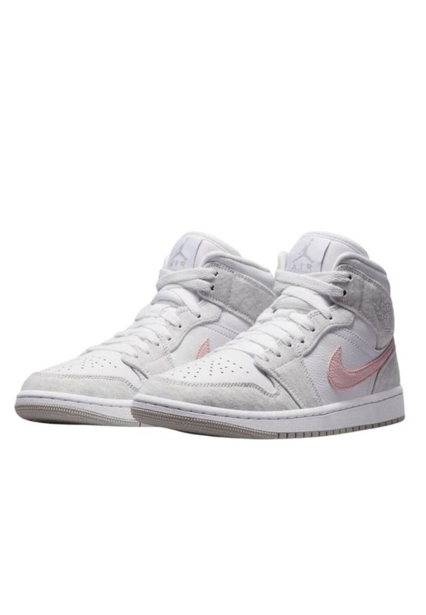 Buty do koszykówki damskie Nike Air Jordan 1 Retro Mid Se. Kolor: różowy. Materiał: skóra, syntetyk, materiał. Szerokość cholewki: normalna. Sport: koszykówka