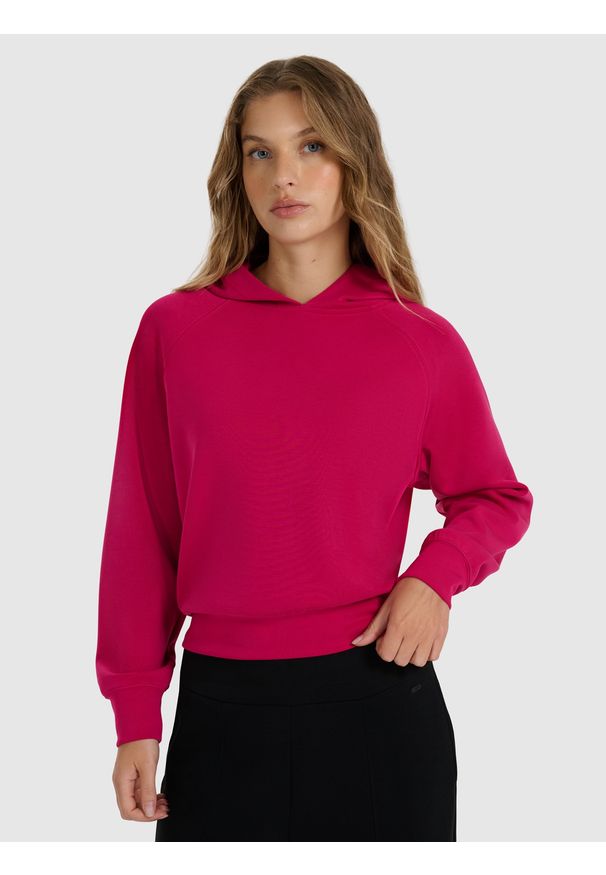 4f - 4F Bluza dresowa nierozpinana z modalem damska - różowa L. Okazja: na co dzień. Typ kołnierza: kaptur. Kolor: różowy. Materiał: dresówka. Długość rękawa: raglanowy rękaw. Wzór: gładki, ze splotem. Styl: casual, klasyczny, sportowy