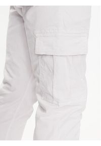 Guess Spodnie materiałowe M2GB27 WCNZ0 Biały Slim Fit. Kolor: biały, beżowy. Materiał: materiał, bawełna