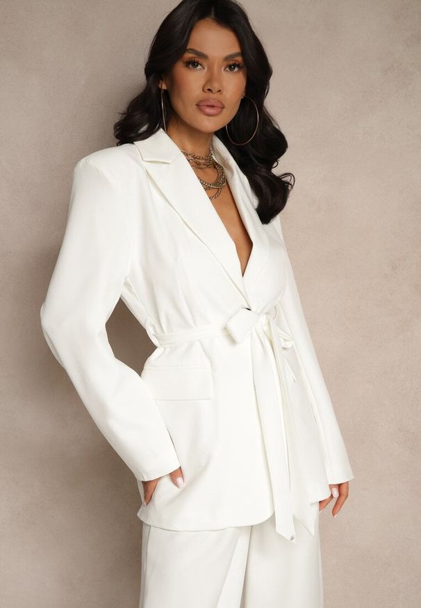 Renee - Biała Marynarka Oversize z Usztywnioną Linią Ramion i Paskiem Diolisa. Okazja: na co dzień, na spotkanie biznesowe. Kolor: biały. Materiał: jeans. Styl: elegancki, biznesowy, casual