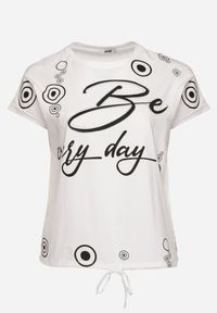 Born2be - Biały Bawełniany T-shirt z Napisem Be Every Day i Ściągaczem na Dole Ableza. Okazja: na co dzień. Kolekcja: plus size. Kolor: biały. Materiał: bawełna. Wzór: napisy. Styl: casual